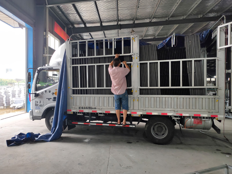 金用護欄2020年7月27日鋁合金百葉窗裝車發(fā)貨! 金用護欄2020年7月27日鋁合金百葉窗裝車發(fā)貨!