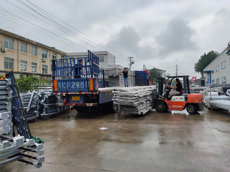 金用護欄2020年7月28日鋅鋼陽臺玻璃護欄裝車發(fā)貨! 金用護欄2020年7月28日鋅鋼陽臺玻璃護欄裝車發(fā)貨!