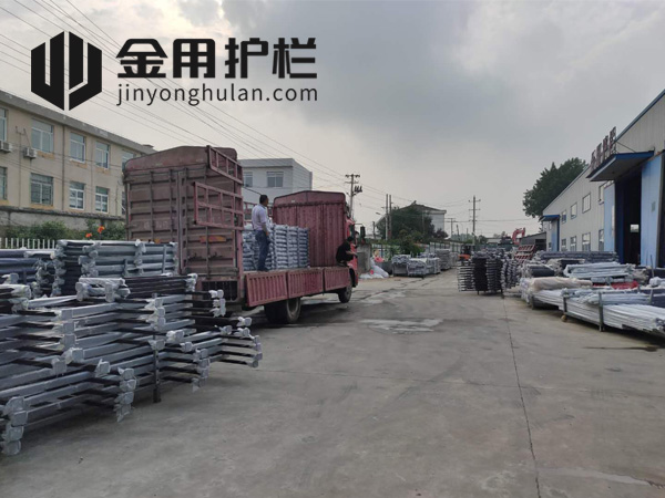 金用護欄2020年7月29日鋅鋼玻璃護欄裝車發貨！