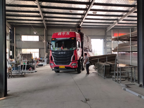 金用護(hù)欄2020年8月5日鋅鋼陽臺(tái)護(hù)欄裝車發(fā)貨！