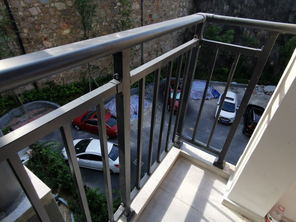 陽(yáng)臺(tái)護(hù)欄特點(diǎn) 陽(yáng)臺(tái)護(hù)欄特點(diǎn)