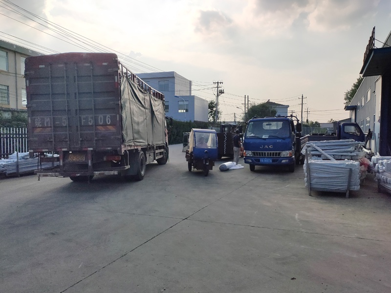 金用護欄2020年8月19日鋅鋼陽臺護欄裝車發貨！