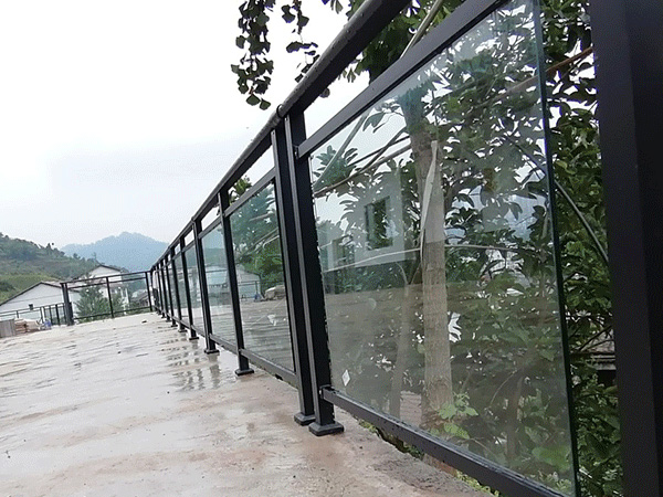 陽臺護欄用哪種材質性價比高？