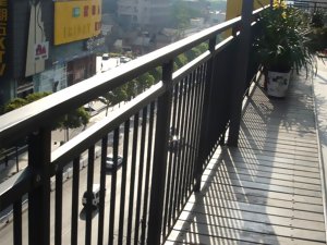 鋅鋼護(hù)欄好還是不銹鋼護(hù)欄好？