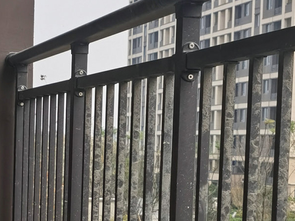 陽臺護(hù)欄定制多少錢一米? 陽臺護(hù)欄定制多少錢一米?