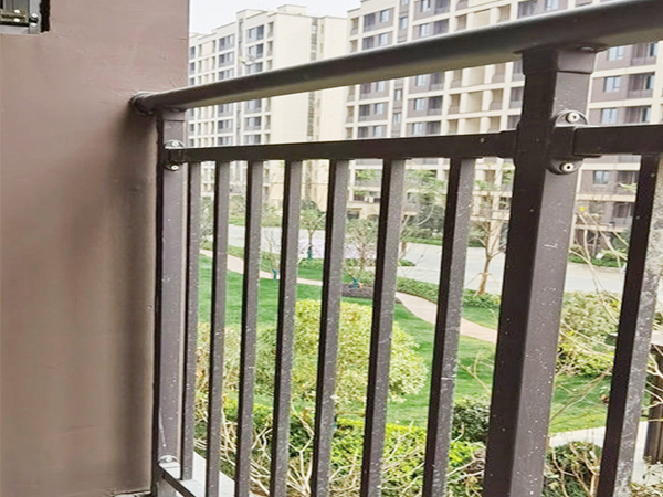 陽臺(tái)護(hù)欄在哪家定做最便宜? 陽臺(tái)護(hù)欄在哪家定做最便宜?