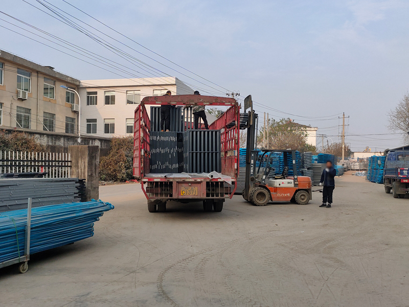 金用護(hù)欄2021年12月20日鋅鋼百葉窗裝車發(fā)貨！