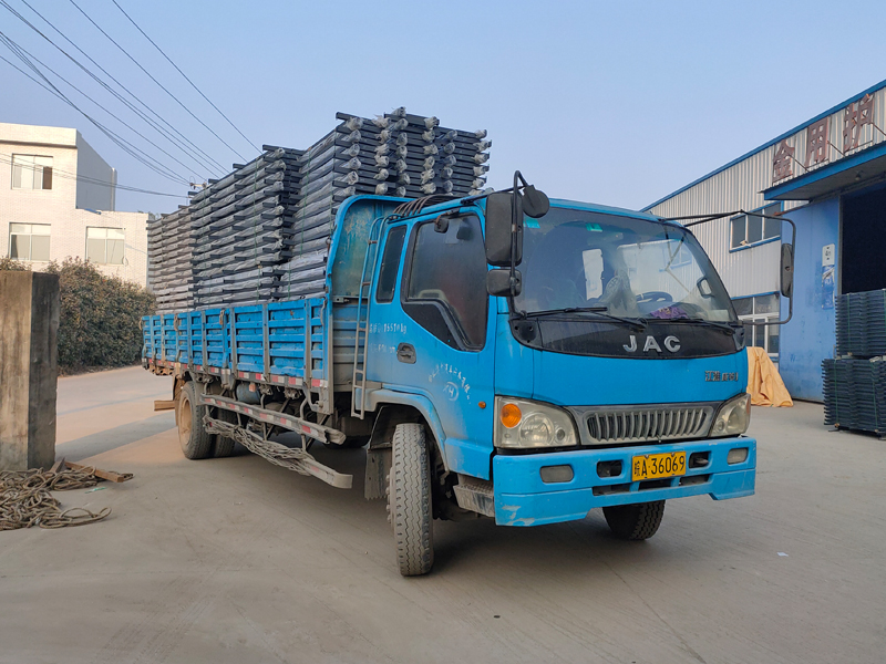 金用護(hù)欄2021年12月22日鋅鋼空調(diào)欄桿裝車(chē)發(fā)貨！