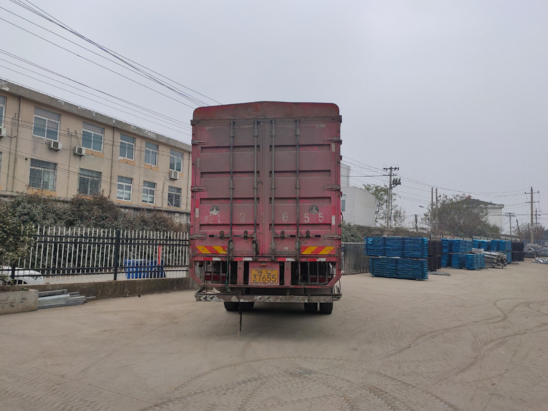 金用護(hù)欄2021年12月24日鋅鋼百葉窗裝車(chē)發(fā)貨！