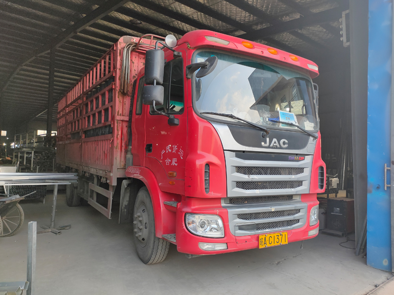 金用護(hù)欄2021年12月28日鋅鋼百葉窗裝車發(fā)貨！