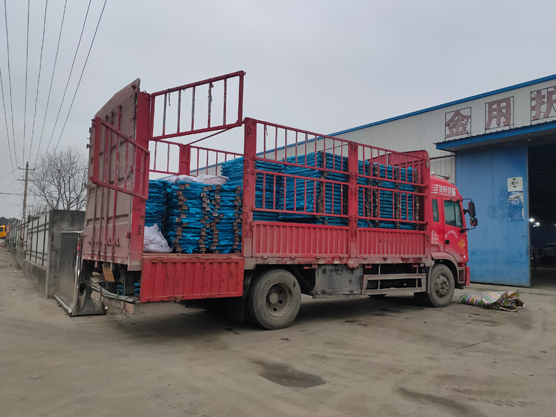 金用護(hù)欄2022年1月5日鋅鋼陽臺欄桿裝車發(fā)貨！