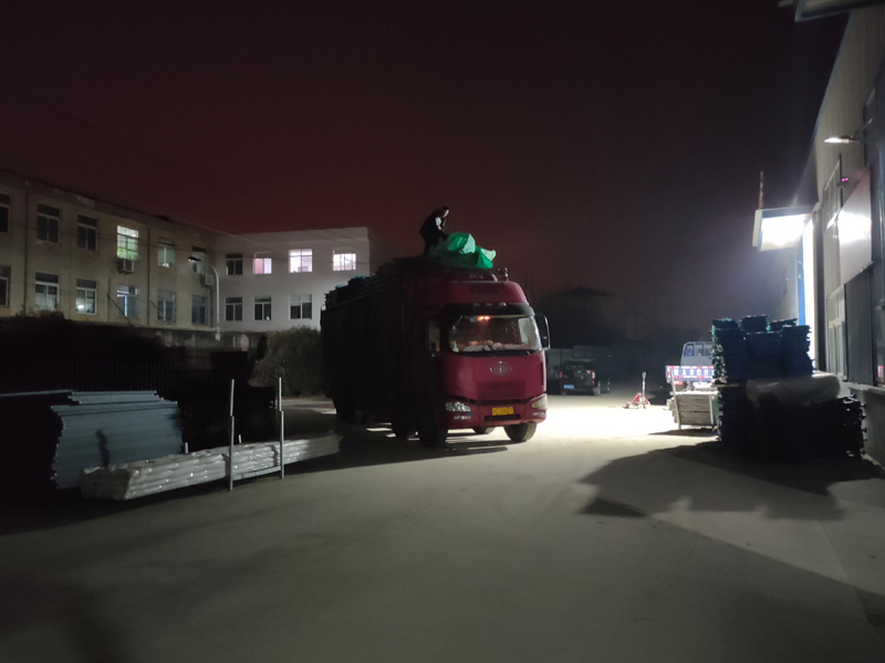 金用護(hù)欄2022年1月20日鋅鋼陽(yáng)臺(tái)欄桿裝車發(fā)貨! 金用護(hù)欄2022年1月20日鋅鋼陽(yáng)臺(tái)欄桿裝車發(fā)貨!