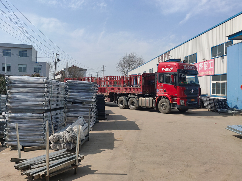 金用護欄2022年3月11日鋅鋼百葉窗裝車發貨! 金用護欄2022年3月11日鋅鋼百葉窗裝車發貨!