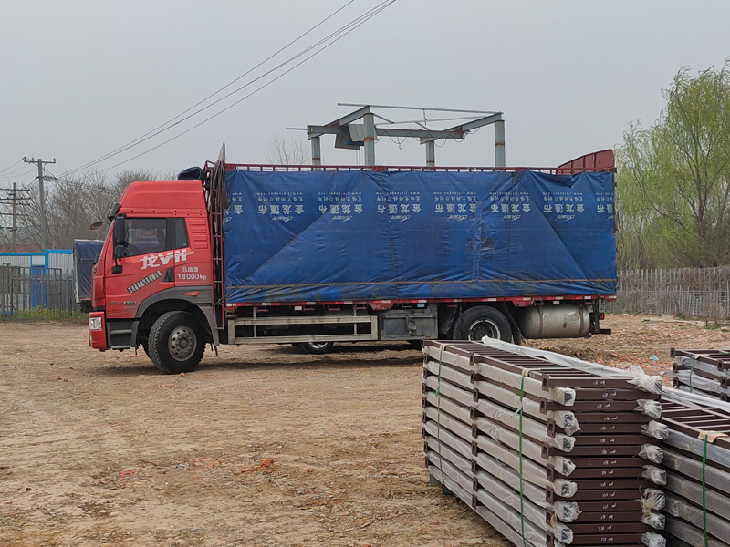 金用護(hù)欄2022年3月14日鋅鋼連廊欄桿裝車發(fā)貨！