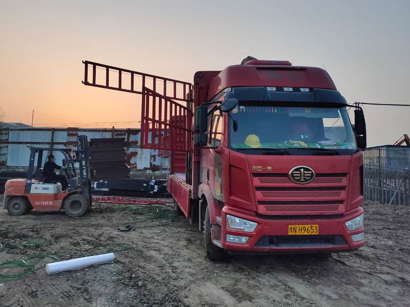 金用護欄2022年3月30日鋅鋼百葉窗裝車發貨！