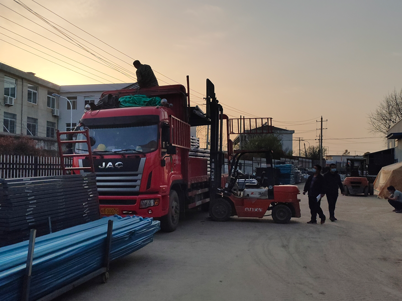 金用護(hù)欄2022年3月31日鋅鋼陽(yáng)臺(tái)護(hù)欄裝車(chē)發(fā)貨! 金用護(hù)欄2022年3月31日鋅鋼陽(yáng)臺(tái)護(hù)欄裝車(chē)發(fā)貨!