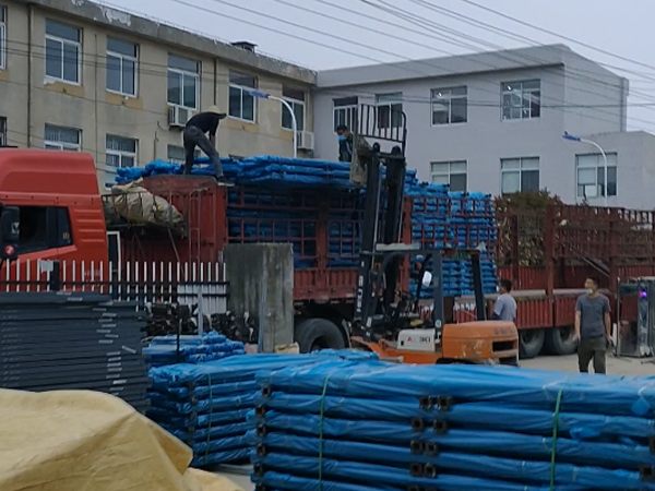 金用護欄2022年4月13日鋅鋼百葉窗裝車發(fā)貨! 金用護欄2022年4月13日鋅鋼百葉窗裝車發(fā)貨!