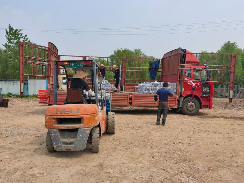 金用護(hù)欄2022年4月19日鋅鋼組裝式欄桿裝車發(fā)貨！