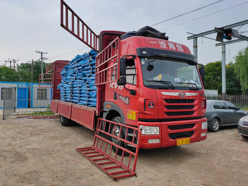 金用護欄2022年5月16日鋅鋼陽臺護欄裝車發貨！