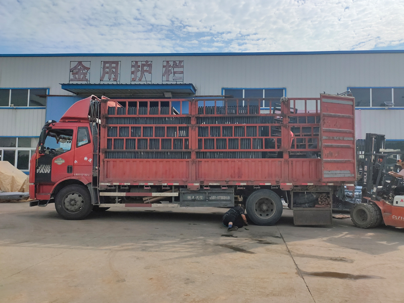 金用護欄2022年7月9日鋅鋼百葉窗裝車發貨! 金用護欄2022年7月9日鋅鋼百葉窗裝車發貨!