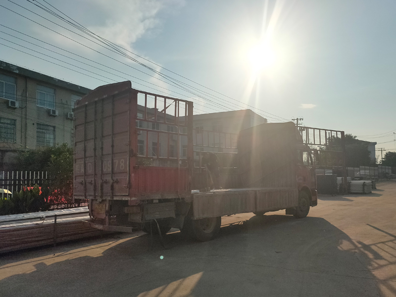 金用護欄2022年7月11日鋅鋼百葉窗裝車發(fā)貨! 金用護欄2022年7月11日鋅鋼百葉窗裝車發(fā)貨!