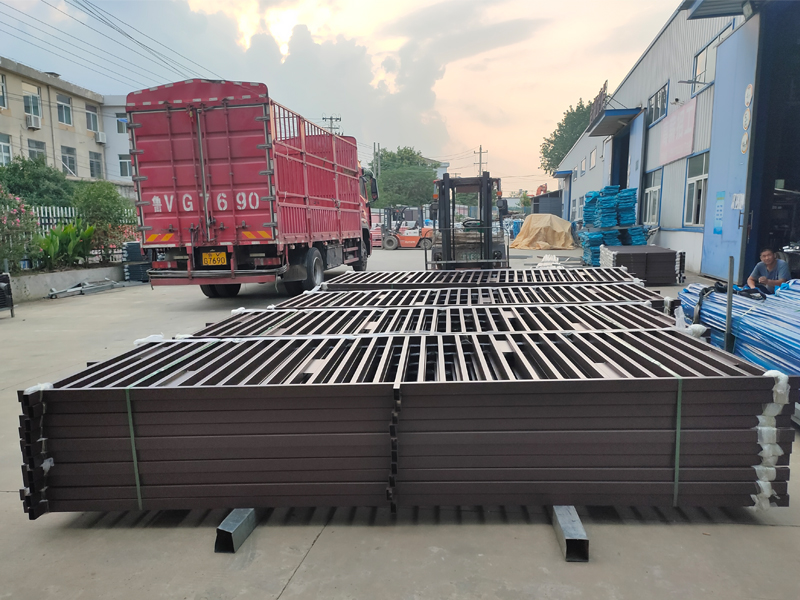 金用護欄2022年7月20日鋅鋼圍墻護欄裝車發貨！