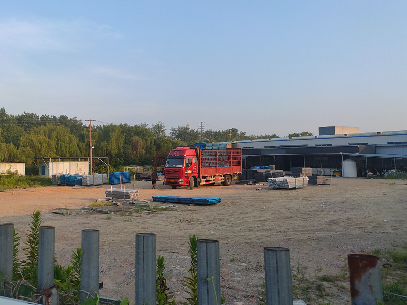 金用護欄2022年8月3日鋅鋼陽臺護欄裝車發貨！