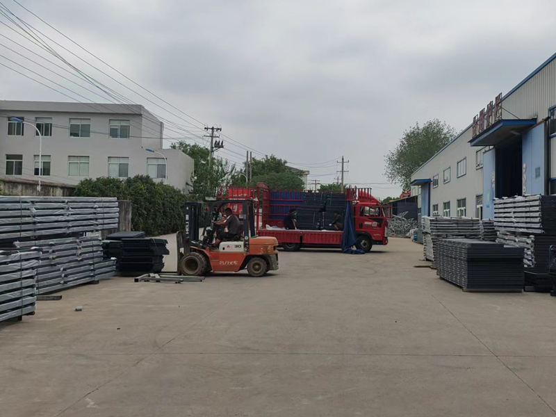 金用護欄2022年8月25日鋁合金百葉窗裝車發貨! 金用護欄2022年8月25日鋁合金百葉窗裝車發貨!