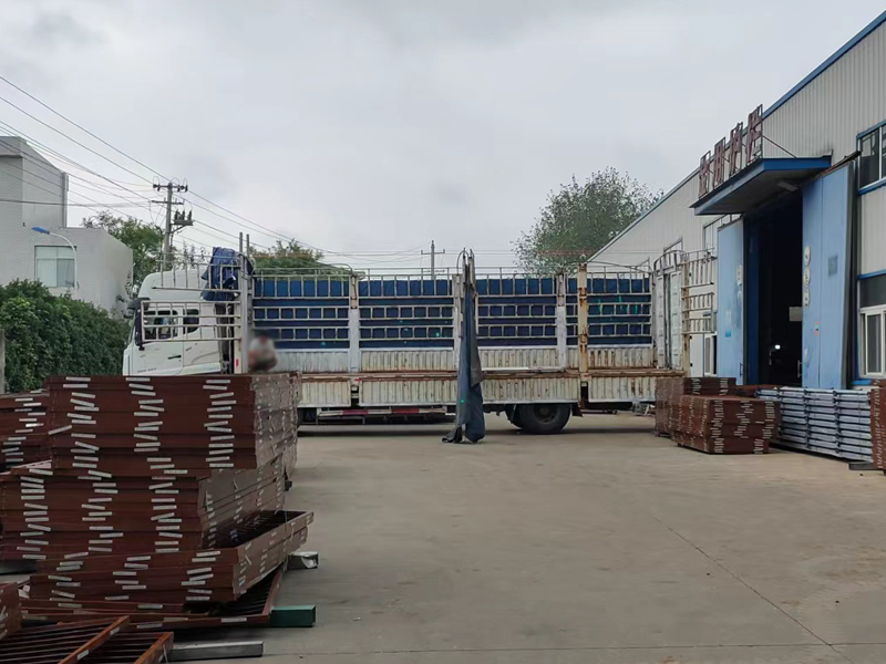 金用護欄2022年9月1日鋁合金百葉窗裝車發貨！