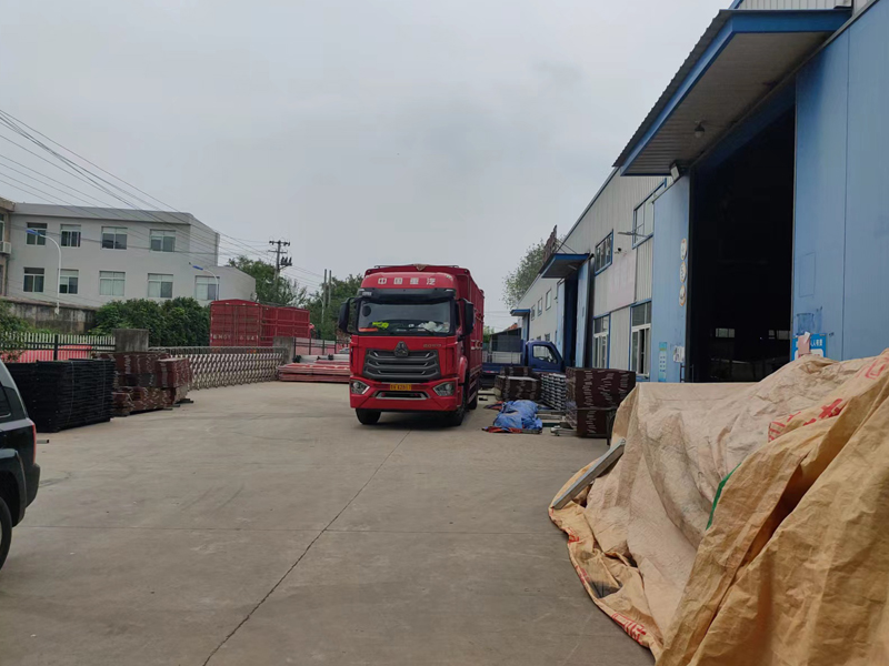 金用護欄2022年9月3日鋅鋼百葉窗裝車發貨！