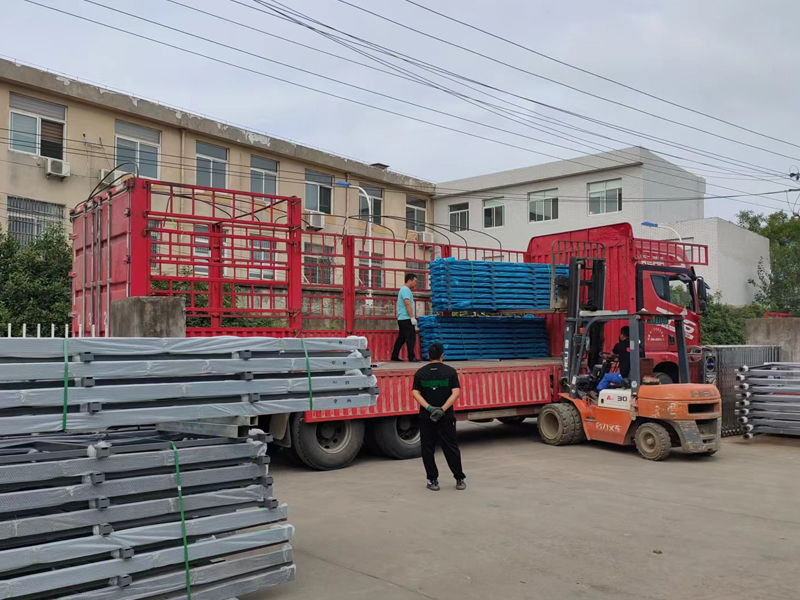 金用護欄2022年9月15日鋅鋼連廊欄桿裝車發貨！