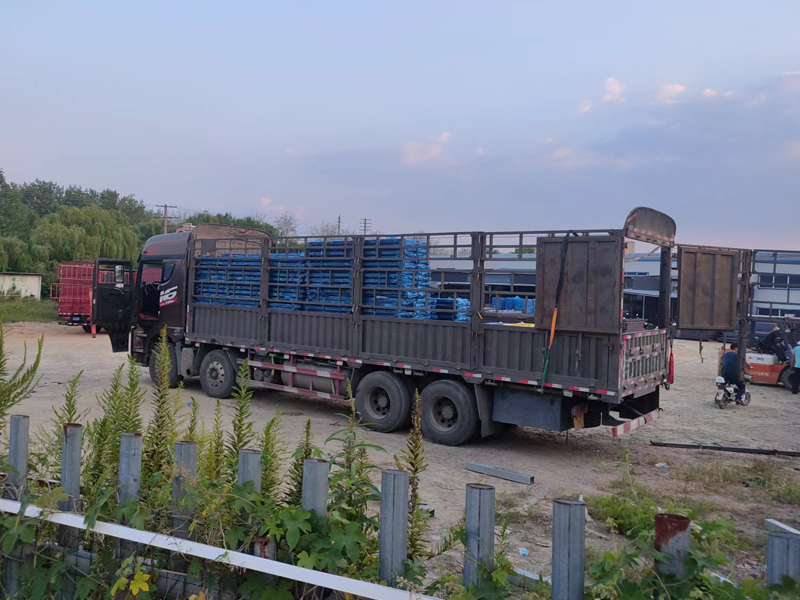 金用護欄2022年9月19日鋅鋼連廊護欄裝車發貨！