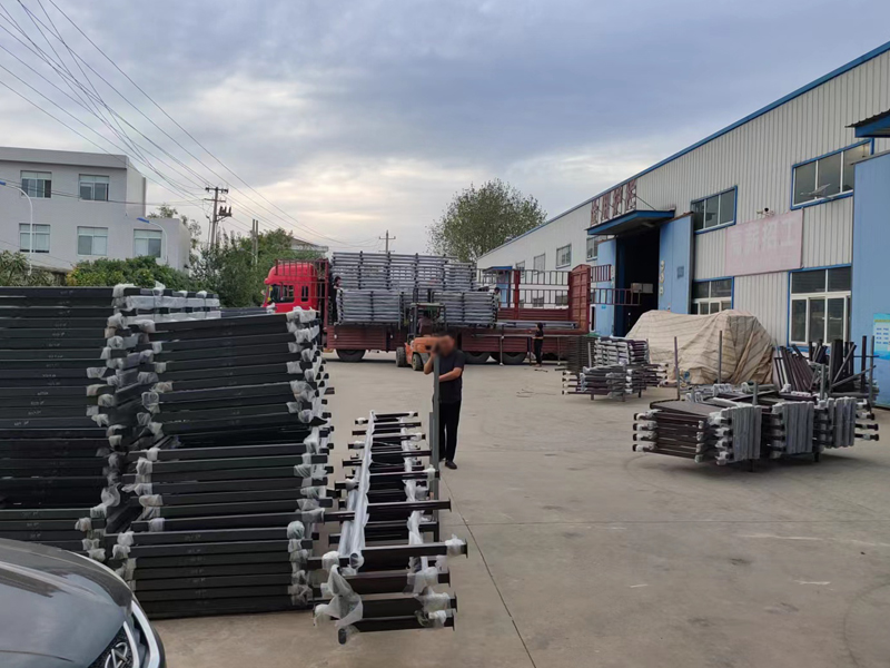 金用護(hù)欄2022年9月23日鋅鋼玻璃欄桿裝車發(fā)貨！