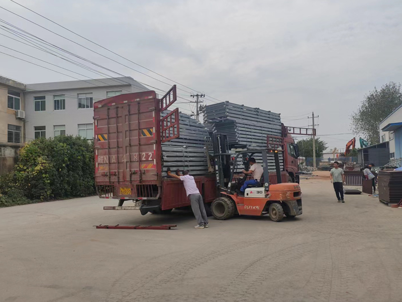 金用護欄2022年9月26日鋅鋼玻璃欄桿裝車發(fā)貨！