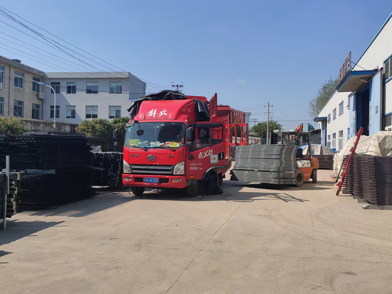 金用護欄2022年10月15日鋁合金百葉窗裝車發貨！