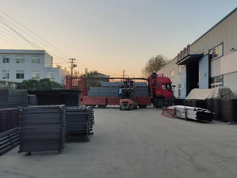 金用護(hù)欄2022年10月24日鋅鋼玻璃欄桿裝車發(fā)貨！