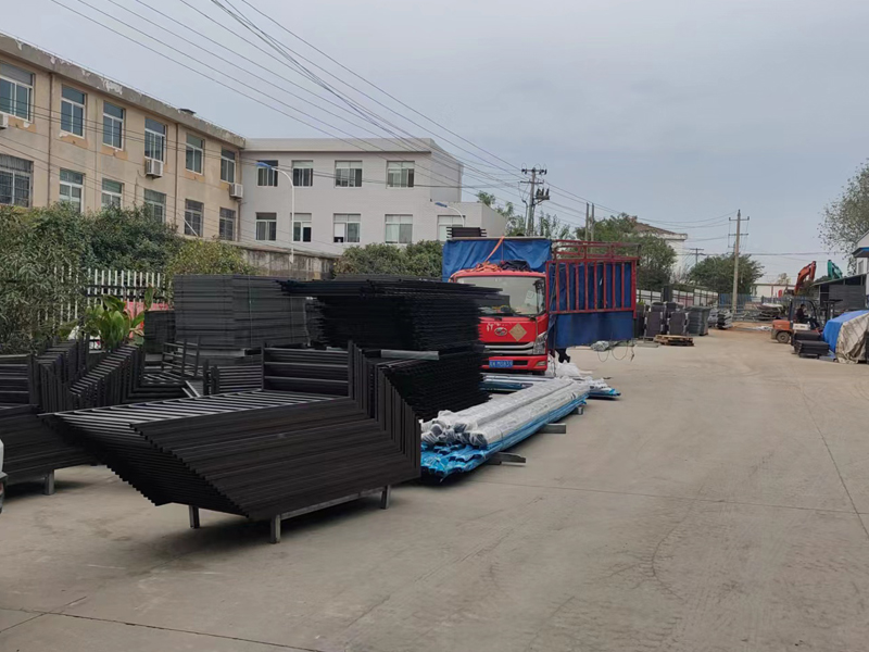 金用護欄2022年10月28日鋅鋼護窗欄桿裝車發貨！