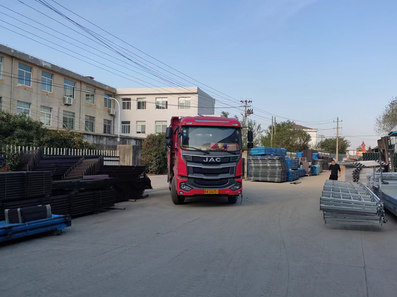 金用護(hù)欄2022年11月10日鋅鋼玻璃護(hù)欄裝車發(fā)貨！