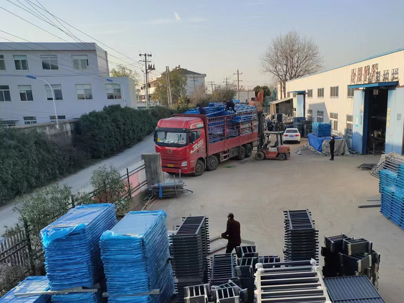 金用護欄2022年12月10日鋅鋼陽臺護欄裝車發貨！
