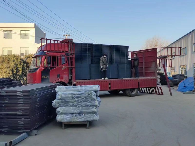 金用護(hù)欄2022年12月20日鋅鋼空調(diào)護(hù)欄裝車發(fā)貨！