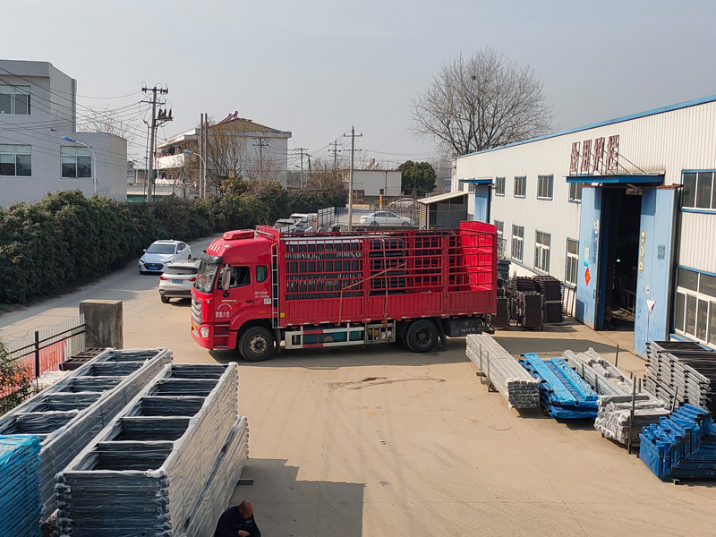 金用護(hù)欄2023年3月3日鋅鋼百葉窗裝車發(fā)貨！