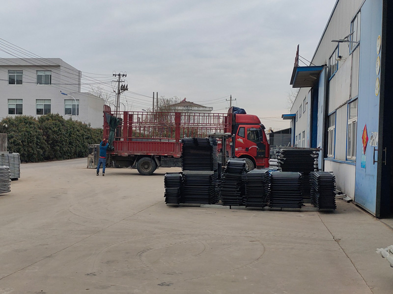 金用護(hù)欄2023年3月11日鋅鋼飄窗欄桿裝車發(fā)貨！