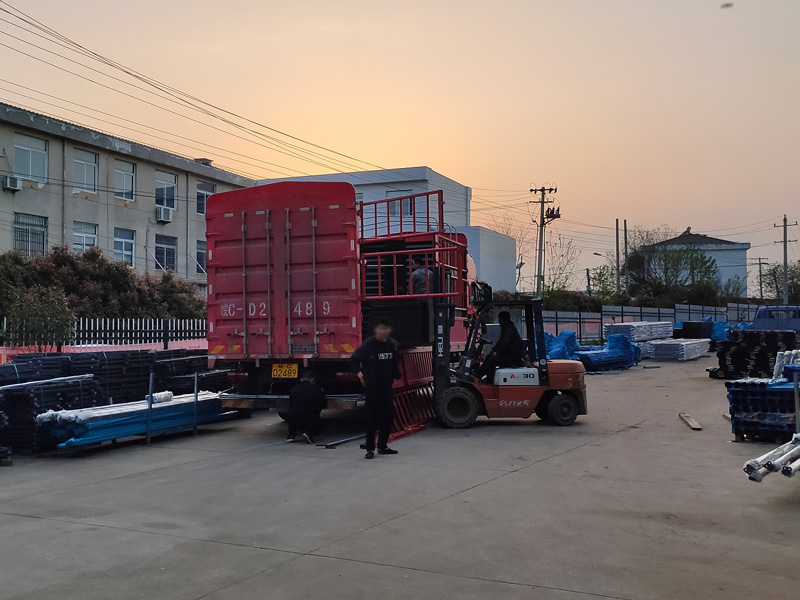 金用護(hù)欄2023年4月6日鋅鋼百葉窗裝車發(fā)貨！