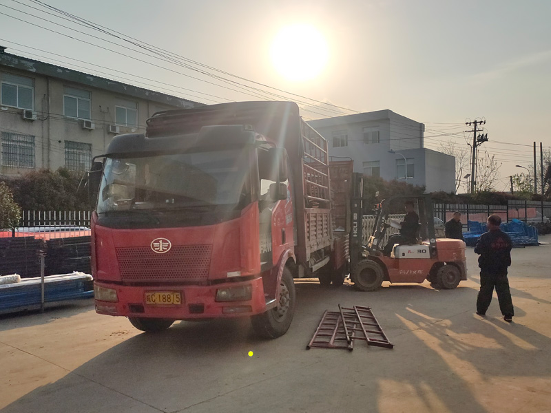 金用護欄2023年4月8日鋅鋼飄窗欄桿裝車發貨! 金用護欄2023年4月8日鋅鋼飄窗欄桿裝車發貨!