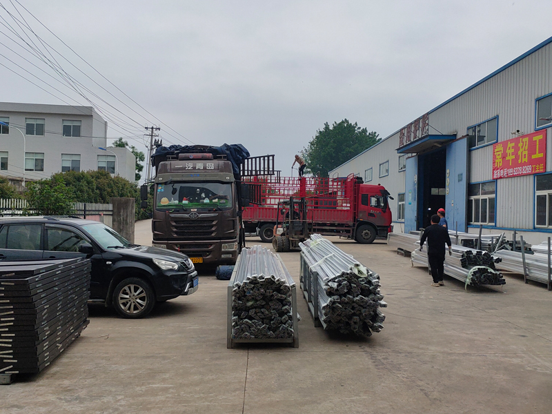 金用護欄2023年5月9日鋅鋼百葉窗裝車發(fā)貨! 金用護欄2023年5月9日鋅鋼百葉窗裝車發(fā)貨!