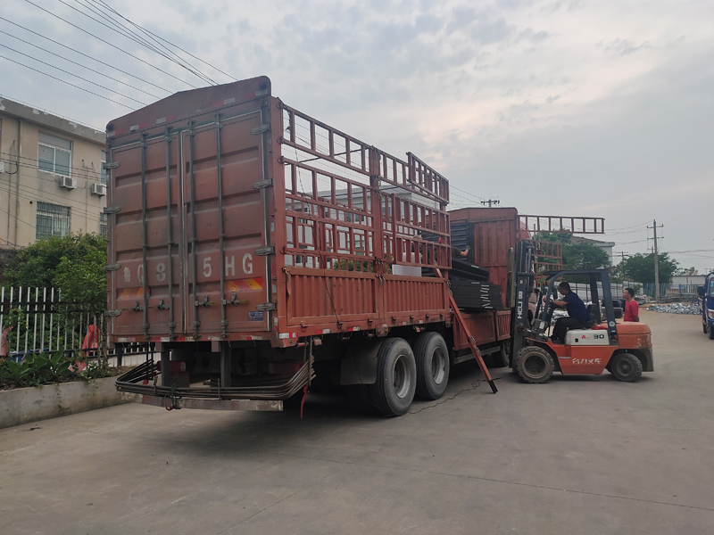 金用護欄2023年5月18日鋁合金百葉窗裝車發貨！