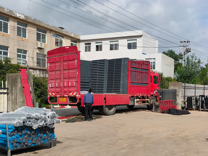 2023年6月26日鋁合金百葉窗裝車發貨! 2023年6月26日鋁合金百葉窗裝車發貨!