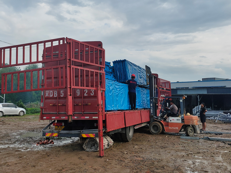 2023年7月21日鋅鋼陽(yáng)臺(tái)護(hù)欄裝車發(fā)貨！