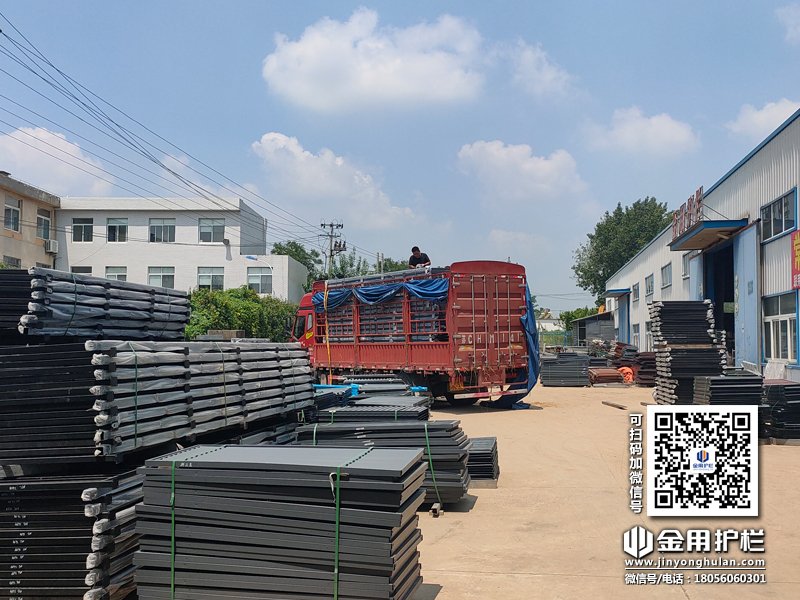 2023年8月15日鋅鋼玻璃欄桿裝車發(fā)貨! 2023年8月15日鋅鋼玻璃欄桿裝車發(fā)貨!