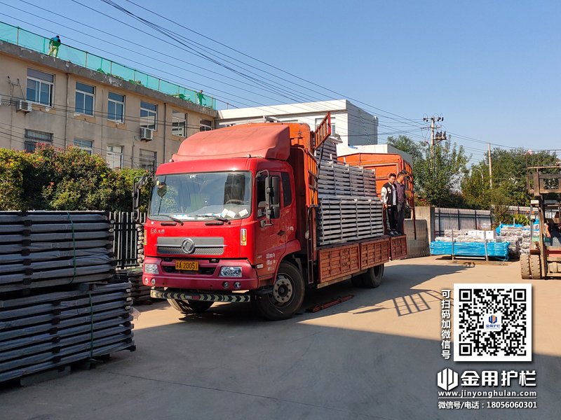 2023年10月24日鋅鋼玻璃欄桿裝車發(fā)貨！